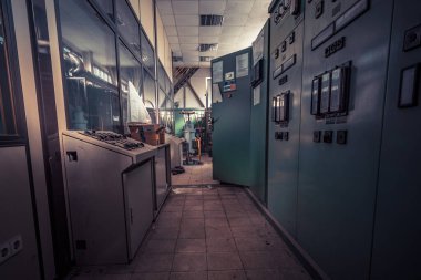 Ürkütücü terk edilmiş sanayi bölgesi enerji santrali kayıp bir yer çürümüş bir fabrika salonu.