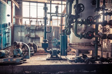 Ürkütücü terk edilmiş sanayi bölgesi enerji santrali kayıp bir yer çürümüş bir fabrika salonu.