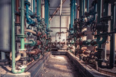 Ürkütücü terk edilmiş sanayi bölgesi enerji santrali kayıp bir yer çürümüş bir fabrika salonu.