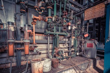 Ürkütücü terk edilmiş sanayi bölgesi enerji santrali kayıp bir yer çürümüş bir fabrika salonu.