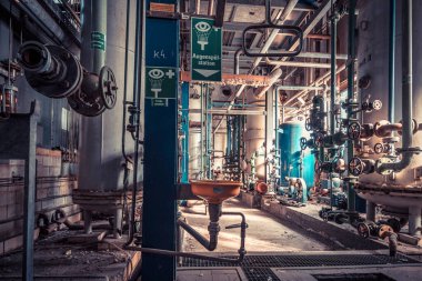 Ürkütücü terk edilmiş sanayi bölgesi enerji santrali kayıp bir yer çürümüş bir fabrika salonu.