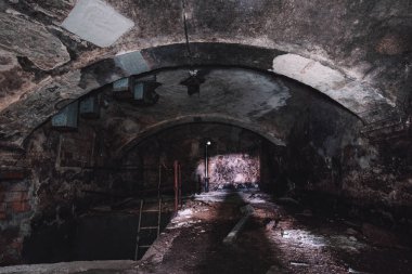 Ürkütücü terk edilmiş bira fabrikası. Bir kale. Kayıp bir yer.