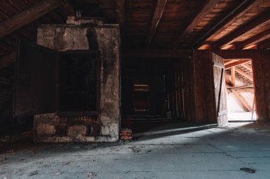 Ürkütücü terk edilmiş bira fabrikası. Bir kale. Kayıp bir yer.