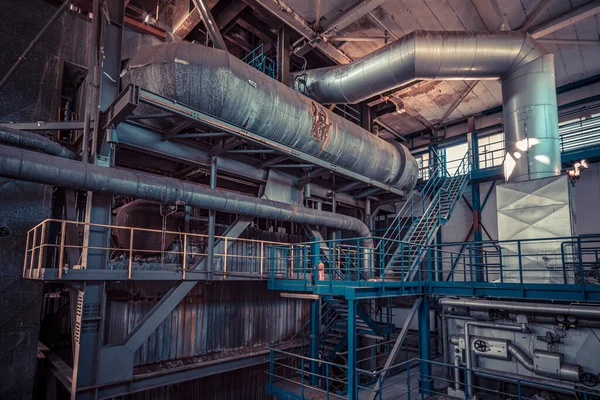 Ürkütücü terk edilmiş sanayi bölgesi enerji santrali kayıp bir yer çürümüş bir fabrika salonu.