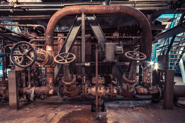 Ürkütücü terk edilmiş sanayi bölgesi enerji santrali kayıp bir yer çürümüş bir fabrika salonu.