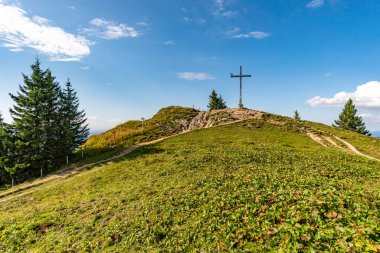 Allgau, Bavyera 'daki Oberstaufen yakınlarındaki Nagelfluhkette' de Hochgrat 'a güzel bir gün batımı yürüyüşü.