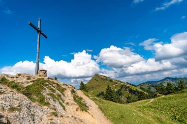 Allgau, Bavyera 'daki Oberstaufen yakınlarındaki Nagelfluhkette' de Hochgrat 'a güzel bir gün batımı yürüyüşü.