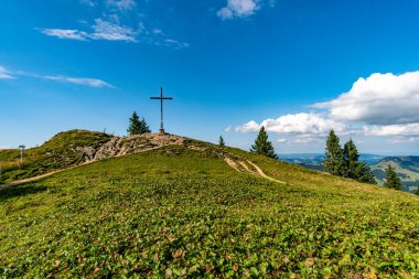 Allgau, Bavyera 'daki Oberstaufen yakınlarındaki Nagelfluhkette' de Hochgrat 'a güzel bir gün batımı yürüyüşü.