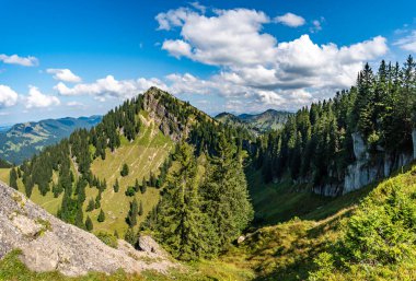 Allgau, Bavyera 'daki Oberstaufen yakınlarındaki Nagelfluhkette' de Hochgrat 'a güzel bir gün batımı yürüyüşü.