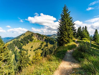 Allgau, Bavyera 'daki Oberstaufen yakınlarındaki Nagelfluhkette' de Hochgrat 'a güzel bir gün batımı yürüyüşü.