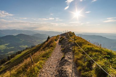Allgau, Bavyera 'daki Oberstaufen yakınlarındaki Nagelfluhkette' de Hochgrat 'a güzel bir gün batımı yürüyüşü.
