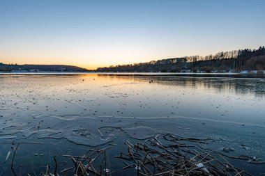 Kar kaplı Prens Hohenzollern Parkı Krauchenwies ve Ablacher Yukarı Bataklık Sigmaringen yakınlarında