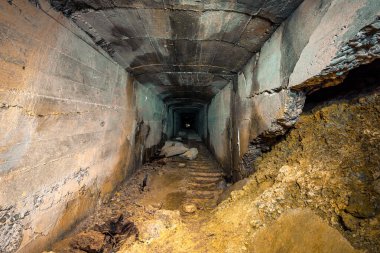 Sınırdaki bazı Siegfried Hattı sığınaklarının eski kalıntıları, yeraltı kaleleri, uçaksavar mevzileri ve hava saldırısı sığınakları.