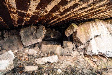 Sınırdaki bazı Siegfried Hattı sığınaklarının eski kalıntıları, yeraltı kaleleri, uçaksavar mevzileri ve hava saldırısı sığınakları.