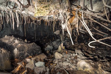 Sınırdaki bazı Siegfried Hattı sığınaklarının eski kalıntıları, yeraltı kaleleri, uçaksavar mevzileri ve hava saldırısı sığınakları.