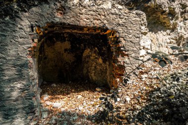 Sınırdaki bazı Siegfried Hattı sığınaklarının eski kalıntıları, yeraltı kaleleri, uçaksavar mevzileri ve hava saldırısı sığınakları.