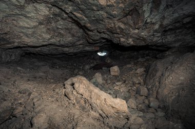 Sınırdaki bazı Siegfried Hattı sığınaklarının eski kalıntıları, yeraltı kaleleri, uçaksavar mevzileri ve hava saldırısı sığınakları.