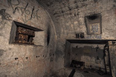 Sınırdaki bazı Siegfried Hattı sığınaklarının eski kalıntıları, yeraltı kaleleri, uçaksavar mevzileri ve hava saldırısı sığınakları.