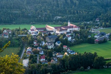 Yukarı Tuna Doğa Parkı 'nda Beuron yakınlarında muhteşem bir sonbahar yürüyüşü. Manzarası ve panoraması var.