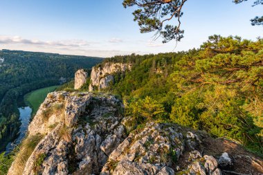 Yukarı Tuna Doğa Parkı 'nda Beuron yakınlarında muhteşem bir sonbahar yürüyüşü. Manzarası ve panoraması var.