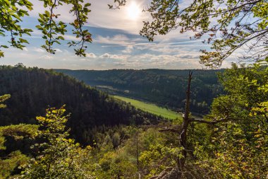 Yukarı Tuna Doğa Parkı 'nda Beuron yakınlarında muhteşem bir sonbahar yürüyüşü. Manzarası ve panoraması var.