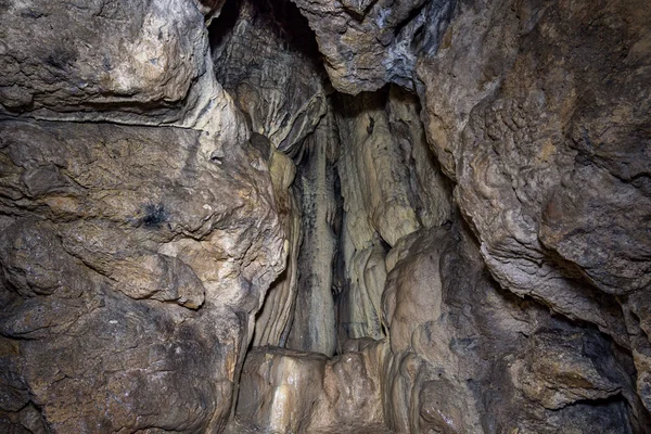 Beuron Sigmaringen yakınlarındaki Obere Donau Doğa Parkı 'nda nefes kesici sarkıt mağaralar.