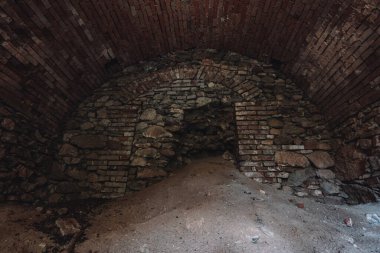 Eski terk edilmiş bir kum taşı mahzeni, ormandaki gizli bir mağara, geçmişte depo olarak kullanılıyormuş.