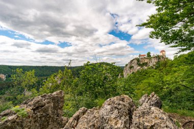 Yukarı Tuna Vadisi 'nde Fridingen ve Beuron arasında popüler dairesel yürüyüş patikası
