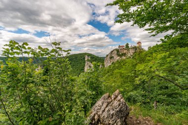 Yukarı Tuna Vadisi 'nde Fridingen ve Beuron arasında popüler dairesel yürüyüş patikası