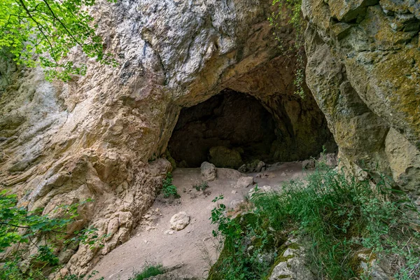 ツトリンゲンとシグマリンゲンの間のドナウ川上流のいくつかの洞窟の探検 — ストック写真