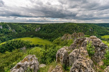 Yukarı Tuna Vadisi 'nde Fridingen ve Beuron arasında popüler dairesel yürüyüş patikası