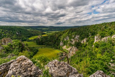 Yukarı Tuna Vadisi 'nde Fridingen ve Beuron arasında popüler dairesel yürüyüş patikası