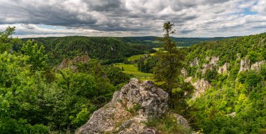 Yukarı Tuna Vadisi 'nde Fridingen ve Beuron arasında popüler dairesel yürüyüş patikası