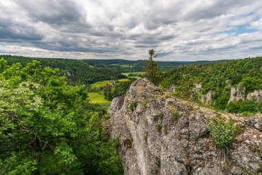 Yukarı Tuna Vadisi 'nde Fridingen ve Beuron arasında popüler dairesel yürüyüş patikası