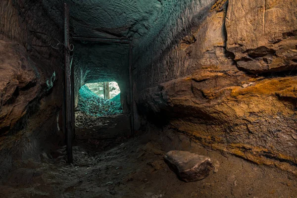 석탄을 속에서 실험적 광산을 답사하는 — 스톡 사진