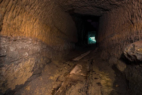 Bir Zamanlar Kömürün Çıkarıldığı Ormanın Derinliklerindeki Deneysel Bir Madeni Araştırıyorum — Stok fotoğraf