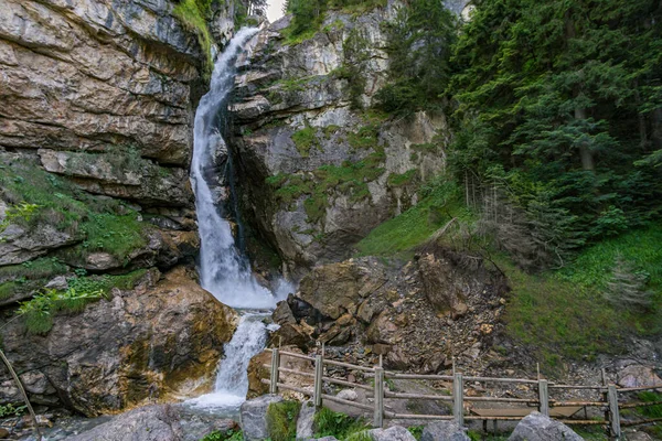 Schöne Wanderung Zum Keilkeller Wasserfall Bei Mayrhofen Den Zillertaler Alpen — Stockfoto