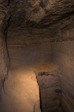 Bir zamanlar kömürün çıkarıldığı ormanın derinliklerindeki deneysel bir madeni araştırıyorum.