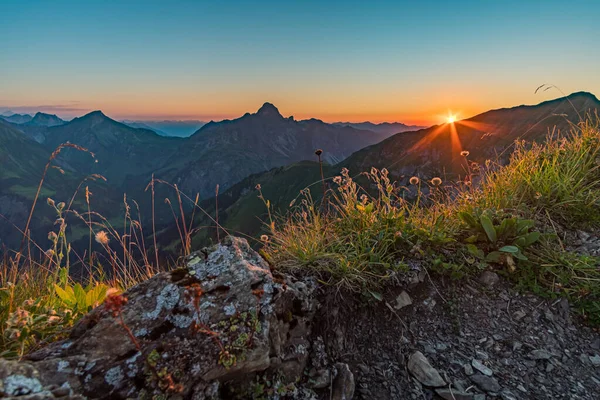 Avusturya Vorarlberg Yürüyüş Yaparken Dağların Tepesinden Güzel Bir Gün Batımı — Stok fotoğraf
