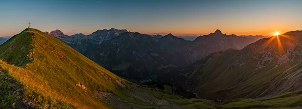 Hermoso Senderismo Atardecer Desde Cima Las Montañas Mientras Caminaba Vorarlberg —  Fotos de Stock
