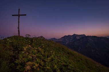 Avusturya, Vorarlberg 'de yürüyüş yaparken dağların tepesinden güzel bir gün batımı yürüyüşü.