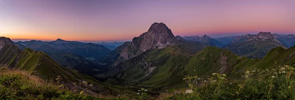 Hermoso Senderismo Atardecer Desde Cima Las Montañas Mientras Caminaba Vorarlberg —  Fotos de Stock