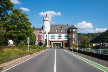 Schloss von der Leyen Moselle 'de içinden bir yol geçen