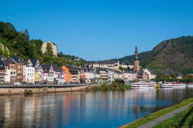 Moselle üzerinden Cochem şehrine bak, şatosuz.