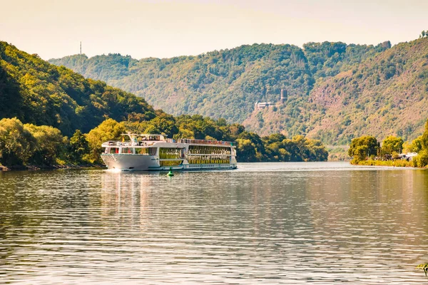 Výletní Loď Moselle Pozadí Burg Bischofs — Stock fotografie