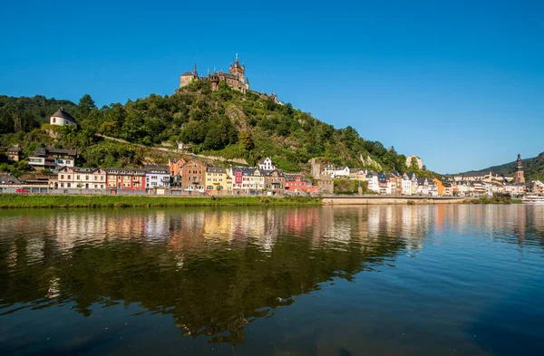 Θέα Πάνω Από Moselle Στο Κάστρο Cochem Αντανάκλαση Στο Ποτάμι — Φωτογραφία Αρχείου