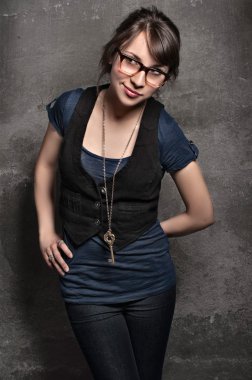 Güzel bir kızın moda portresi.