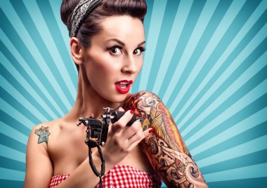 Pin-up kızı dövmeli