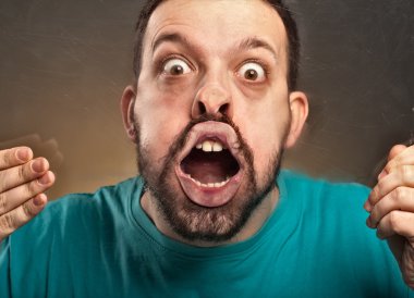 adam komik surat bir cam üfleme