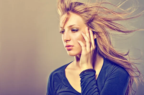 Retrato de moda de una hermosa chica — Foto de Stock